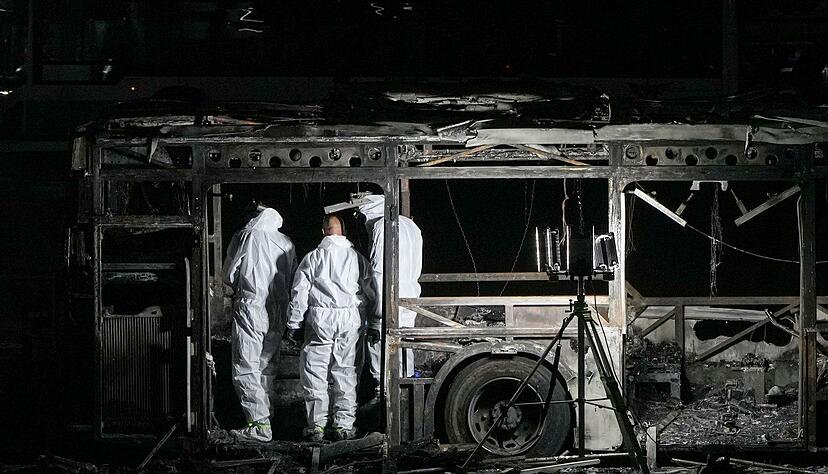 Israels Polizei spricht nach den Bus-Explosionen von einem &laquo;mutma&szlig;lichen Terroranschlag&raquo;.