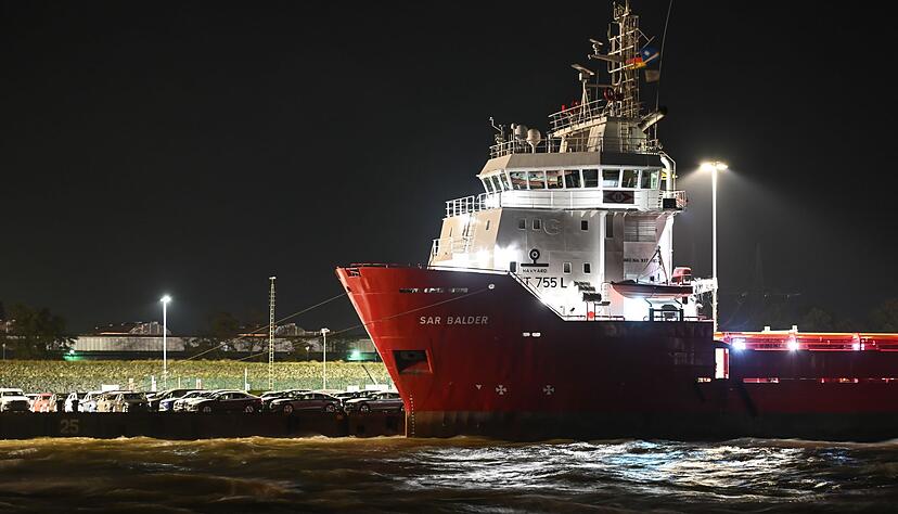 Schiffe versuchen in den H&auml;fen Schutz vor dem Unwetter zu finden.