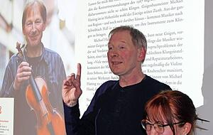 Geigenbauer Miachael Hatting und Lehrling Ronja Kretzschmar sind zwei der Lieblingsmenschen, die im Buch "Lieblingsplätze in Hohenlohe" vorkommen und lebendiger Teil der Lesung im Kocherwerk Ernsbach sind.