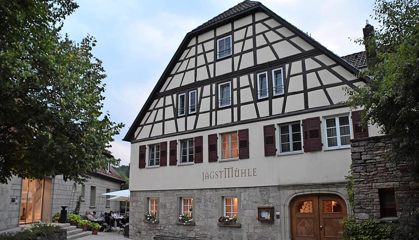 Das Mühlengebäude (rechts) beinhaltet das Gourmetrestaurant, links der Eingang zum Hotel-Anbau.
Fotos: Torsten Büchele