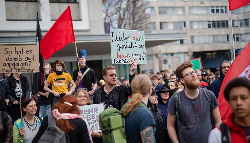 Zahlreiche Polizisten sicherten die Protestversammlungen.