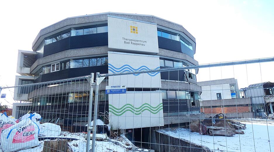 Bauz&auml;une grenzen die Baustelle am 8. Januar 2026, auf der das Rappsodie-Hallenbad abgerissen wird, ab.