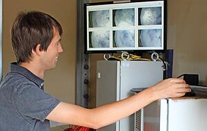 Benjamin Friedle schaut im Fuß des Windrads auf die Kamerabilder. Benjamin Friedle schaut im Fuß des Windrads auf die Kamerabilder.