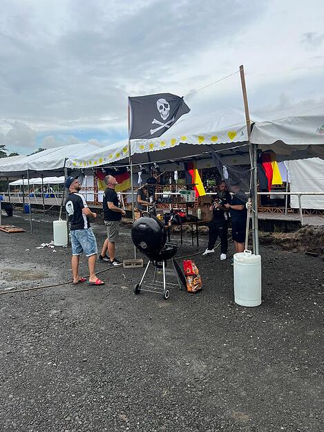 Noch sieht es nicht ganz  nach einem internationalen Wettbewerb aus. Die Black Pearl BBQ Crew baut ihren Stand in Costa Rica auf. Noch sieht es nicht ganz  nach einem internationalen Wettbewerb aus. Die Black Pearl BBQ Crew baut ihren Stand in Costa Rica auf.
