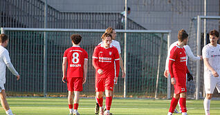 In Walldorf standen die Gommersdorfer mit h&auml;ngenden K&ouml;pfen auf dem Platz. Sie verspielten eine F&uuml;hrung noch und verloren 1:2.
Foto: Archiv/Marc Schmerbeck