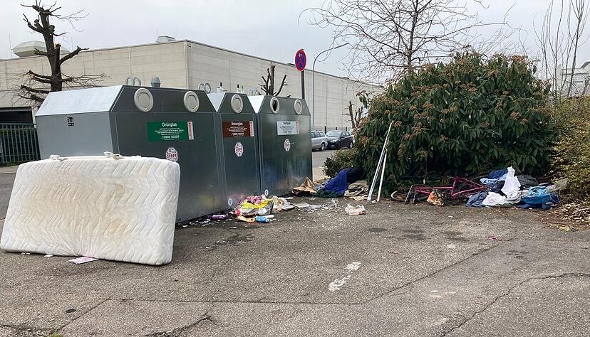 Beispiel aus dem Alltag: Unbekannte legen wie hier in der Werderstraße meist unbeobachtet nachts ihren Hausrat an einer Sammelstelle für Altglas ab.
Foto: Heike Kinkopf Beispiel aus dem Alltag: Unbekannte legen wie hier in der Werderstraße meist unbeobachtet nachts ihren Hausrat an einer Sammelstelle für Altglas ab.
Foto: Heike Kinkopf