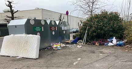Beispiel aus dem Alltag: Unbekannte legen wie hier in der Werderstraße meist unbeobachtet nachts ihren Hausrat an einer Sammelstelle für Altglas ab.
Foto: Heike Kinkopf Beispiel aus dem Alltag: Unbekannte legen wie hier in der Werderstraße meist unbeobachtet nachts ihren Hausrat an einer Sammelstelle für Altglas ab.
Foto: Heike Kinkopf