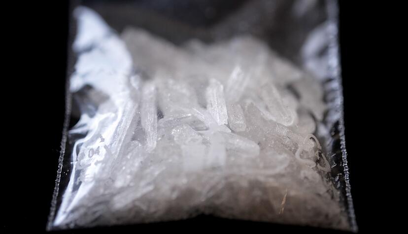 Das synthetisch hergestellte Crystal Meth bezeichnet eine Kristallform von Methamphetamin, was wiederum eine Abwandlung des Aufputschmittels Amphetamin ist.