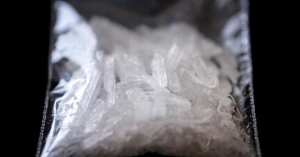 Das synthetisch hergestellte Crystal Meth bezeichnet eine Kristallform von Methamphetamin, was wiederum eine Abwandlung des Aufputschmittels Amphetamin ist.