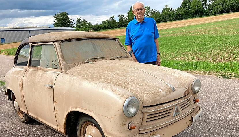 Zeitreise: Walter Münter steht neben seinem ersten Auto. Das hat er von 1955 bis 1957 gefahren. Jetzt hat er sein Auto zurück bekommen.
