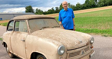 Walter Münter steht neben seinem ersten Auto. Das hat er von 1955 bis 1957 gefahren. Jetzt hat er sein Auto zurück bekommen.
Fotos: Yvonne Tscherwitschke