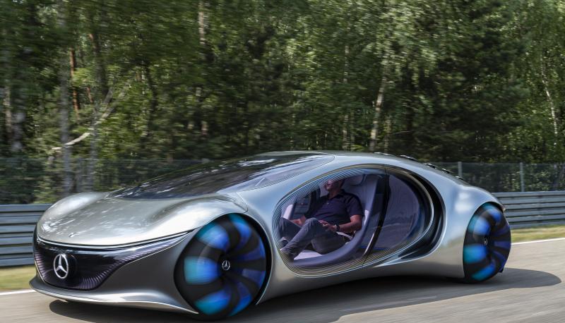 Optisch scheint er aus einer fernen Zukunft zu stammen. Doch mit seinen Fahrleistungen passt der Mercedes Vision AVTR eher in die Gegenwart. Die theoretische Spitzengeschwindigkeit liegt bei 200 km/h. Optisch scheint er aus einer fernen Zukunft zu stammen. Doch mit seinen Fahrleistungen passt der Mercedes Vision AVTR eher in die Gegenwart. Die theoretische Spitzengeschwindigkeit liegt bei 200 km/h.