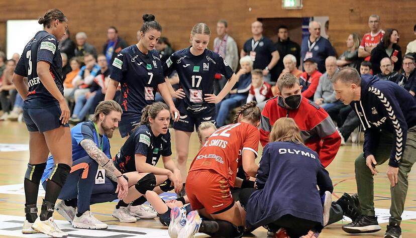 Nach einem unglücklichen Zusammenprall blieb Neckarsulms Munia Smits (verdeckt) unter Schmerzensschreien liegen und konnte nicht weiterspielen Nach einem unglücklichen Zusammenprall blieb Neckarsulms Munia Smits (verdeckt) unter Schmerzensschreien liegen und konnte nicht weiterspielen
