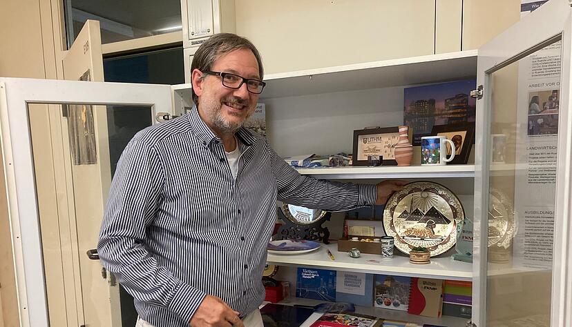 Am Schrank mit Geschenken aus dem Ausland: Ansgar Meroth von der Hochschule Heilbronn engagiert sich international. Foto: Simon Gajer Am Schrank mit Geschenken aus dem Ausland: Ansgar Meroth von der Hochschule Heilbronn engagiert sich international. Foto: Simon Gajer