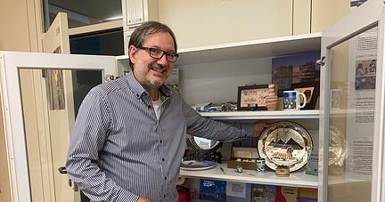 Am Schrank mit Geschenken aus dem Ausland: Ansgar Meroth von der Hochschule Heilbronn engagiert sich international. Foto: Simon Gajer Am Schrank mit Geschenken aus dem Ausland: Ansgar Meroth von der Hochschule Heilbronn engagiert sich international. Foto: Simon Gajer