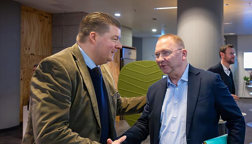 Frank Werneke (rechts), Vorsitzender der Vereinten Dienstleistungsgewerkschaft Verdi, und Andreas Dressel (SPD), Finanzsenator von Hamburg, geben sich vor Beginn der Dritten Runde der Tarifverhandlungen für den öffentlichen Dienst der Länder im Kongresshotel die Hand. Frank Werneke (rechts), Vorsitzender der Vereinten Dienstleistungsgewerkschaft Verdi, und Andreas Dressel (SPD), Finanzsenator von Hamburg, geben sich vor Beginn der Dritten Runde der Tarifverhandlungen für den öffentlichen Dienst der Länder im Kongresshotel die Hand.