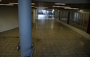 Blick auf den etwas schummrigen Weg im Untergrund: Parallel verläuft hinter der Glaswand die Zufahrt zur K3-Tiefgarage. Blick auf den etwas schummrigen Weg im Untergrund: Parallel verläuft hinter der Glaswand die Zufahrt zur K3-Tiefgarage.