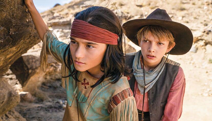 Mika Ullritz (l) als Winnetou und Milo Haaf als Tom Silver in einer Szene des Films "Der junge H&auml;uptling Winnetou"