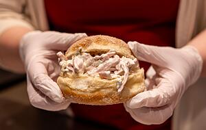 Fleischwurst-Kreppel mit hausgemachtem Wurstsalat als moderne Kreation.