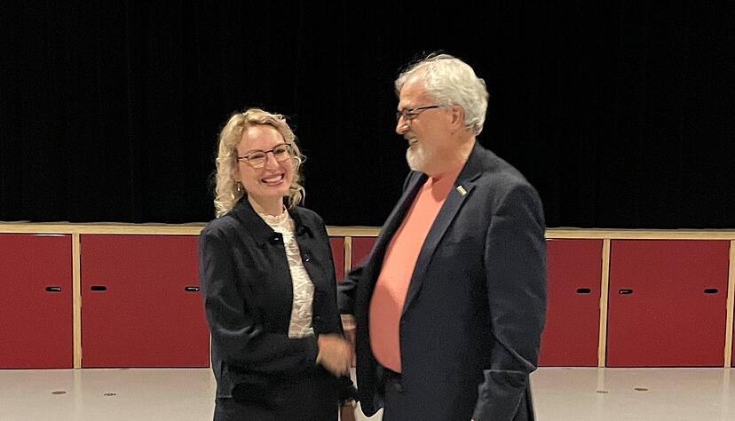 Gratulationen von Noch-Bürgermeister Klaus Gross nach der Wahl: Susanne Uebel-Madenciler wurde am Sonntag zur neuen Zweiflinger Rathauschefin gewählt. Gratulationen von Noch-Bürgermeister Klaus Gross nach der Wahl: Susanne Uebel-Madenciler wurde am Sonntag zur neuen Zweiflinger Rathauschefin gewählt.