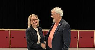 Gratulationen von Noch-B&uuml;rgermeister Klaus Gross nach der Wahl: Susanne Uebel-Madenciler wurde am Sonntag zur neuen Zweiflinger Rathauschefin&nbsp;gew&auml;hlt.