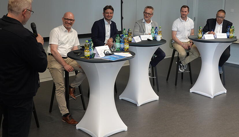 Moderator Stefan Merx im Gespr&auml;ch mit Jens Ewald (Stadt Heilbronn, von links), Timo Gessmann (Schunk), Christoph Geier (TUM), Elvis Serentinek (Eskon Arbeitsschutz) und Helmut Krcmar (Gr&uuml;ndungsdekan TUM Heilbronn)