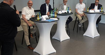 Moderator Stefan Merx im Gespräch mit Jens Ewald (Stadt Heilbronn, von links), Timo Gessmann (Schunk), Christoph Geier (TUM), Elvis Serentinek (Eskon Arbeitsschutz) und Helmut Krcmar (Gründungsdekan TUM Heilbronn) Moderator Stefan Merx im Gespräch mit Jens Ewald (Stadt Heilbronn, von links), Timo Gessmann (Schunk), Christoph Geier (TUM), Elvis Serentinek (Eskon Arbeitsschutz) und Helmut Krcmar (Gründungsdekan TUM Heilbronn)
