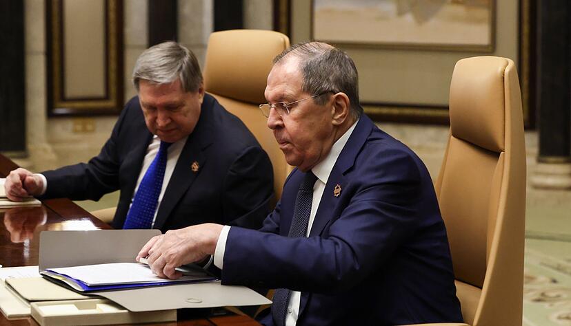 Der russische Au&szlig;enminister Sergej Lawrow (r) sitzt neben dem au&szlig;enpolitischen Berater des russischen Pr&auml;sidenten Putin, Juri Uschakow.