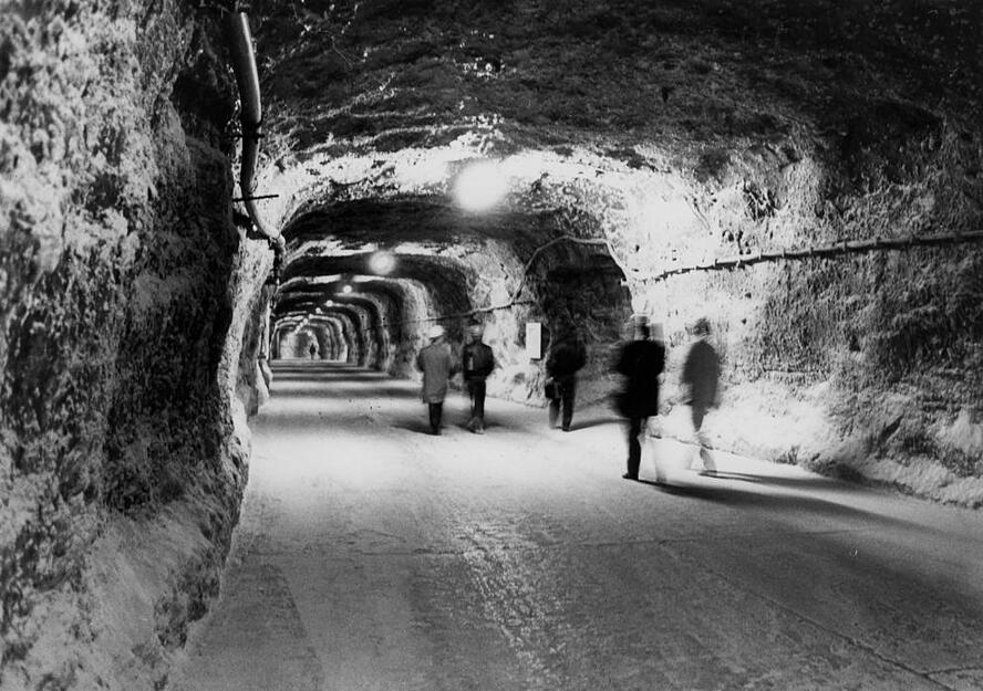 Mai 1991: Die neue Saison des Besucherbergwerks in Kochendorf hat begonnen. Ein Rundgang umfasst 1,5 km der insgesamt rund 700 Kilometer Stollen in den beiden Bergwerken Heilbronn und Kochendorf.