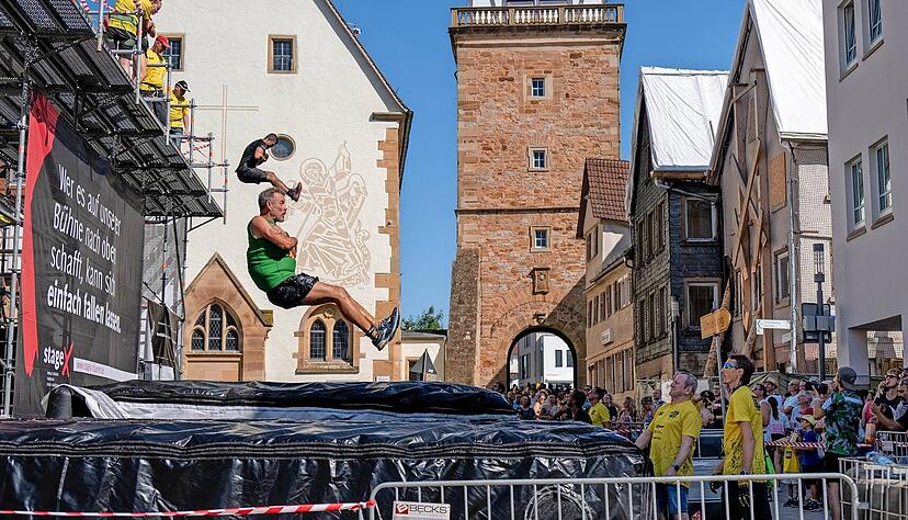 Das Hindernis „Wolke 7“ ist am Samstag am Marktplatz in Neuenstadt aufgebaut. Die Läufer müssen dabei ihre Höhenangst überwinden und aus vier Metern Höhe springen. Das Hindernis „Wolke 7“ ist am Samstag am Marktplatz in Neuenstadt aufgebaut. Die Läufer müssen dabei ihre Höhenangst überwinden und aus vier Metern Höhe springen.