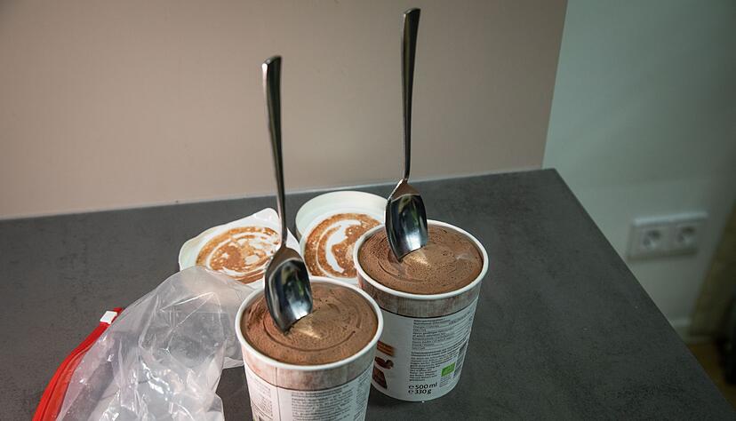 Fazit: Das Eis ist in beiden Eisbechern so fest, dass der L&ouml;ffel aufrecht stehen bleibt.