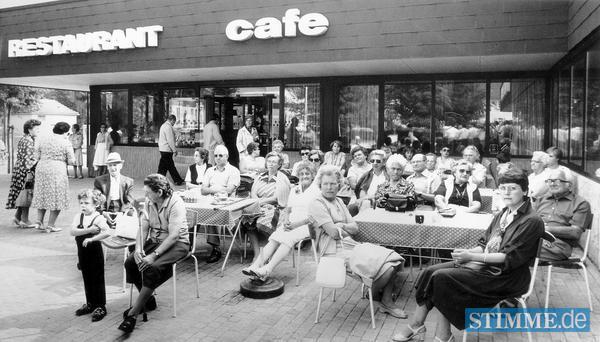 Beliebter Treffpunkt für Senioren ist die Terrasse des Böckinger Bürgerhauses 1991.