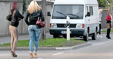 Der Heilbronner Straßenstrich an der Hafenstraße. Nach Einschätzung der Mitternachtsmission machen junge, bildungsferne ausländische Frauen einen großen Anteil der Gruppe aus. Der Heilbronner Straßenstrich an der Hafenstraße. Nach Einschätzung der Mitternachtsmission machen junge, bildungsferne ausländische Frauen einen großen Anteil der Gruppe aus.