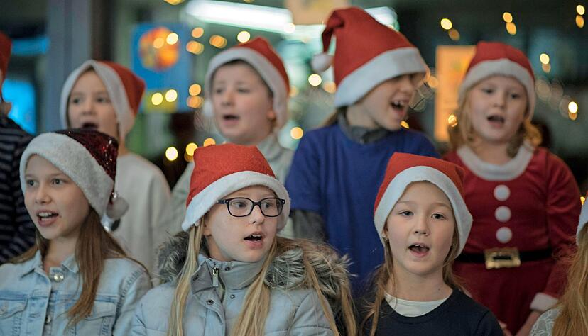 Mit Nikolaus-Mützen ausstaffiert brachten Georg-Fahrbach-Schüler beim Advenstsingen Stimmung in die Mensa.