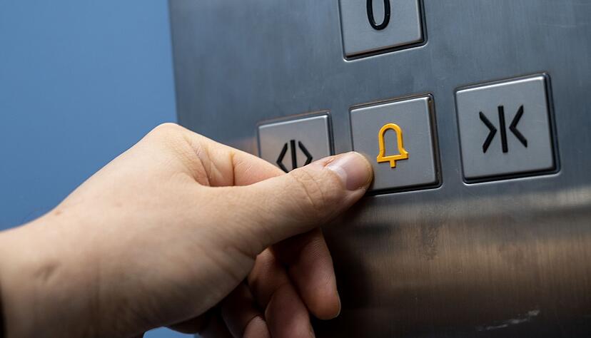 Im Aufzug stecken bleiben, will wohl niemand. Passiert es doch, sollte man zwei Dinge tun: Den Notrufknopf dr&uuml;cken und Ruhe bewahren.