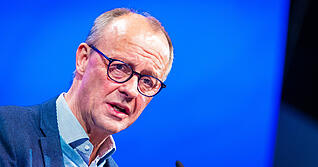 Bundeskanzler Friedrich Merz will das Rentenniveau bis 2031 bei 48 Prozent festschreiben. Das sorgt für Mehrkosten und Kritik.