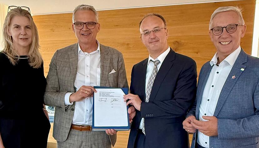 Mit der Unterzeichnung des Mietvertrags wurden jetzt die Weichen f&uuml;r den Umzug der Katholischen Fachschulen f&uuml;r Sozialp&auml;dagogik St. Martin in das fr&uuml;here Werkrealschulgeb&auml;ude der Johannes-H&auml;u&szlig;ler-Schule gestellt: (v. li.) B&uuml;rgermeisterin Dr. Suzanne M&ouml;sel, OB Steffen Hertwig, Andreas Schwarz, Gesch&auml;ftsf&uuml;hrer der Schulen f&uuml;r soziale Berufe gGmbH, und Schulleiter Dr. Thomas Ochs.