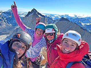 Gipfelgl&uuml;ck f&uuml;r (v. li.) Belen Prados, Amelie K&uuml;hne aus Untereisesheim, Caro North und Julia Cassou. Dem Quartett ist die seltene Begehung der Sudafricana (1200 Meter, 5.12c) am Torres del Paine im chilenischen Teil Patagoniens gelungen &ndash; als Frauenseilschaft.