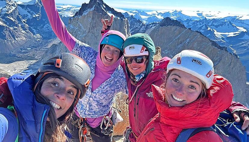 Gipfelgl&uuml;ck f&uuml;r (v. li.) Belen Prados, Amelie K&uuml;hne aus Untereisesheim, Caro North und Julia Cassou. Dem Quartett ist die seltene Begehung der Sudafricana (1200 Meter, 5.12c) am Torres del Paine im chilenischen Teil Patagoniens gelungen &ndash; als Frauenseilschaft.