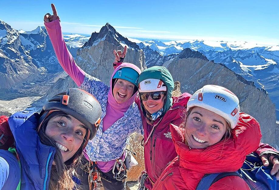 Gipfelgl&uuml;ck f&uuml;r (v. li.) Belen Prados, Amelie K&uuml;hne aus Untereisesheim, Caro North und Julia Cassou. Dem Quartett ist die seltene Begehung der Sudafricana (1200 Meter, 5.12c) am Torres del Paine im chilenischen Teil Patagoniens gelungen &ndash; als Frauenseilschaft.