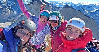 Gipfelgl&uuml;ck f&uuml;r (v. li.) Belen Prados, Amelie K&uuml;hne aus Untereisesheim, Caro North und Julia Cassou. Dem Quartett ist die seltene Begehung der Sudafricana (1200 Meter, 5.12c) am Torres del Paine im chilenischen Teil Patagoniens gelungen &ndash; als Frauenseilschaft.