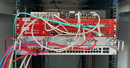 Der zentrale Serverraum befindet sich am Gymnasium: Die Neckarsulmer Schulen hängen am Glasfasernetz. Foto: Simon Gajer Der zentrale Serverraum befindet sich am Gymnasium: Die Neckarsulmer Schulen hängen am Glasfasernetz. Foto: Simon Gajer