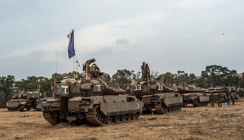 Israelische Soldaten arbeiten an einem Panzer an der Grenze zwischen Israel und Gaza. Israelische Soldaten arbeiten an einem Panzer an der Grenze zwischen Israel und Gaza.