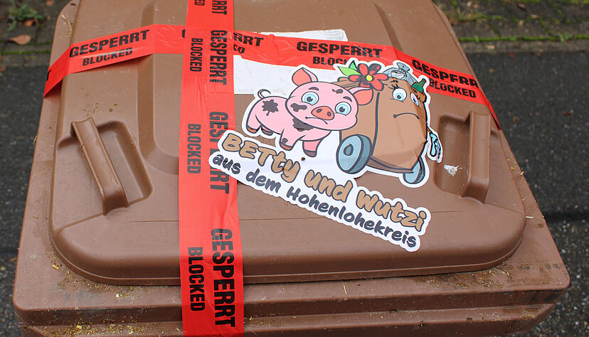 Wutzi und Betty sind die Comic-Figuren hinter der Kampagne. Schweinchen Wutzi begleitet Biotönnchen Betty. Beide sind sauer, wenn Fremdstoffe drin sind. Wutzi und Betty sind die Comic-Figuren hinter der Kampagne. Schweinchen Wutzi begleitet Biotönnchen Betty. Beide sind sauer, wenn Fremdstoffe drin sind.
