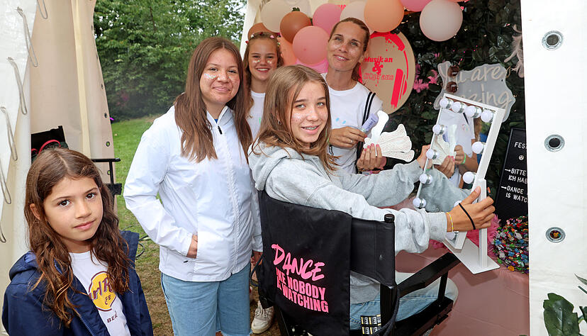 Glitzer-Sommersprossen sorgen für zusätzliche Festival-Vibes.