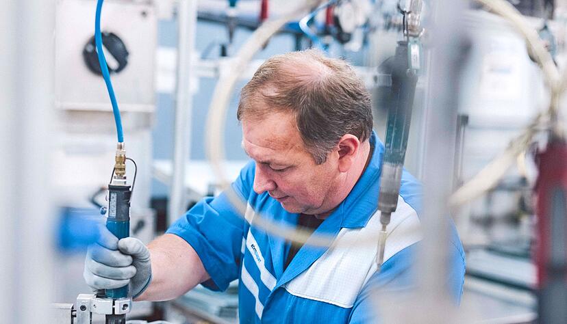 Montage eines Lüfters bei EBM-Papst in Mulfingen: Das Geschäft könnte wesentlich besser laufen, wenn die Produktion nicht durch fehlende Teile ausgebremst würde. Montage eines Lüfters bei EBM-Papst in Mulfingen: Das Geschäft könnte wesentlich besser laufen, wenn die Produktion nicht durch fehlende Teile ausgebremst würde.