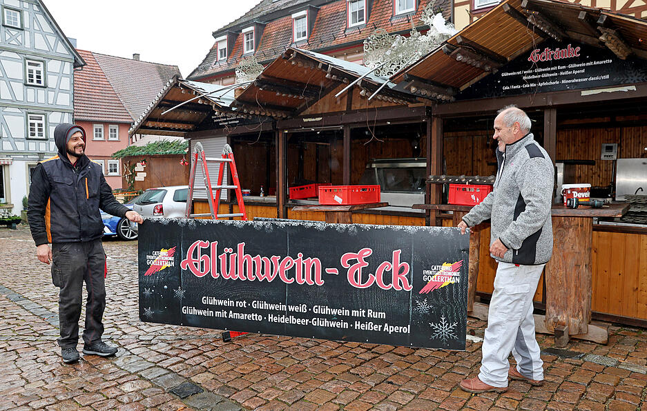 Alex Wilad (links) und Thomas Buck sorgen dafür, dass bis Freitag für die Weihnachtsmarktgäste alles vorbereitet ist.