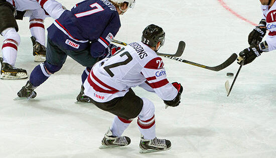 Als Eishockey-Nationalverteidiger Lettlands geh&ouml;rte Andersons (vorne) 2010 zum Kader bei den Olympischen Spielen und bei der WM in Deutschland. Foto: Archiv/dpa