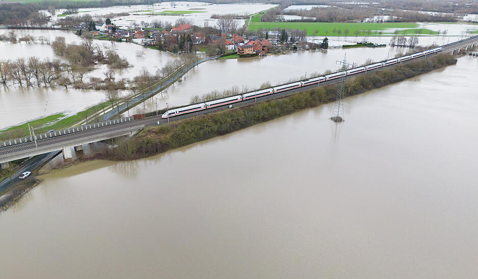 Ein ICE der Deutschen Bahn fährt zwischen überfluteten Felder zwischen Sarstedt und Ruthe im Landkreis Hildesheim. (Luftaufnahme mit einer Drohne). Die Flüsse Innerste und Leine sind wegen des Hochwassers bei Sarstedt über die Ufer getreten.