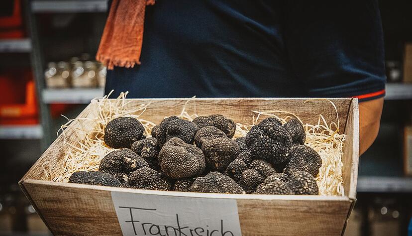 Schwarze Trüffel haben einen kräftigen Geschmack und können auch leicht erhitzt werden. Sie bringen waldig-erdige, pilzige, leicht pfeffrige Aromen in ein Gericht. Schwarze Trüffel haben einen kräftigen Geschmack und können auch leicht erhitzt werden. Sie bringen waldig-erdige, pilzige, leicht pfeffrige Aromen in ein Gericht.